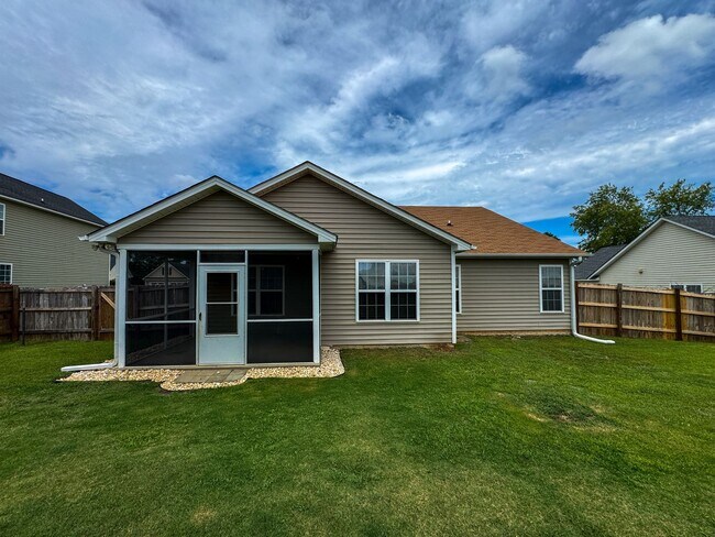 Building Photo - Lovely 3 Bed 2 Bath Fayetteville Home with Fenced Yard