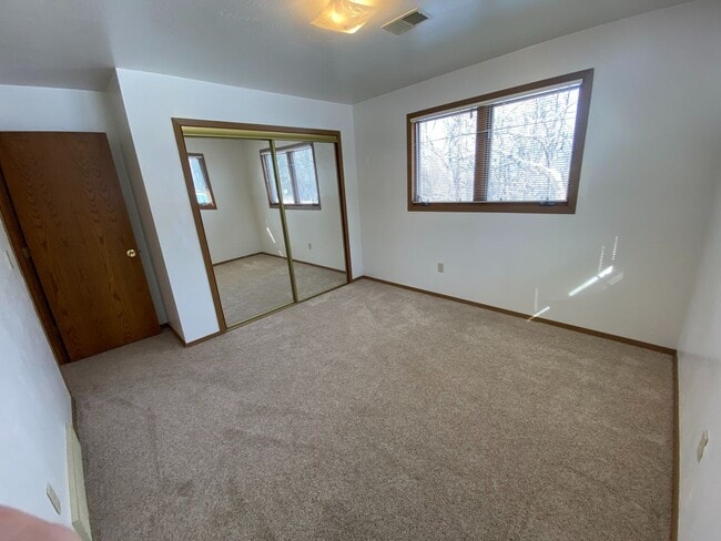 Building Photo - E432 Bay Ln