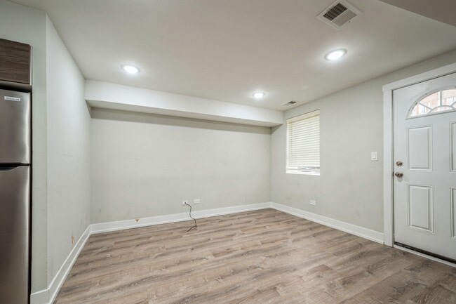 Building Photo - 2237 S Sacramento Ave