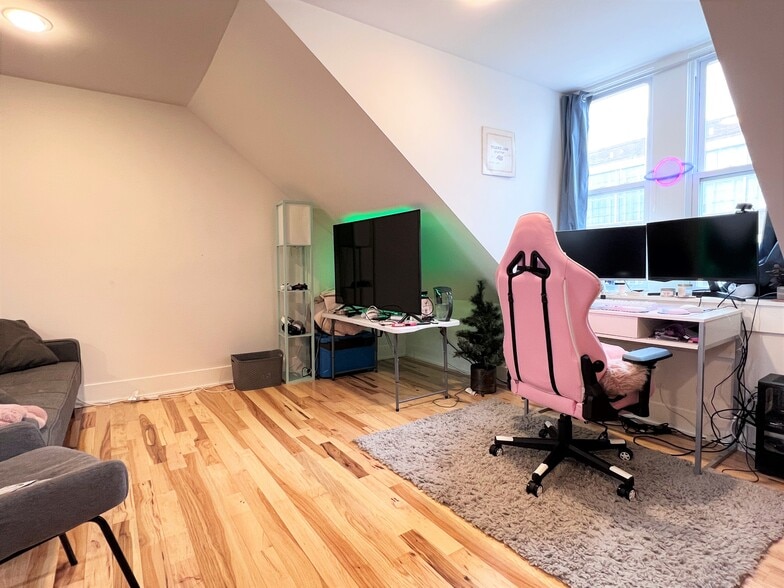 Building Photo - 725 N 5th St