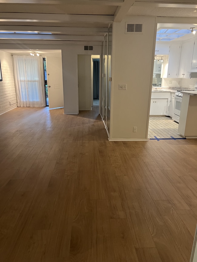 Building Photo - Large and bright condo in the Grossmont Vi...