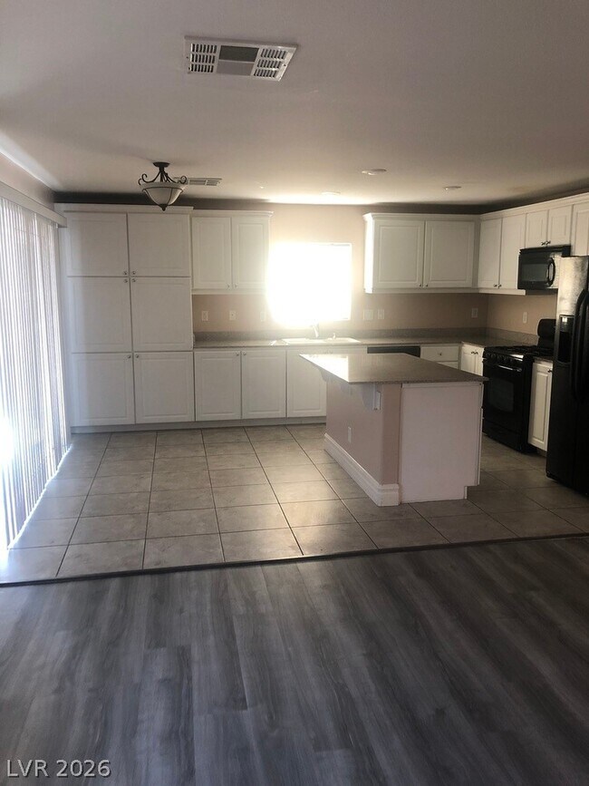 Building Photo - 298 Fairway Woods Dr