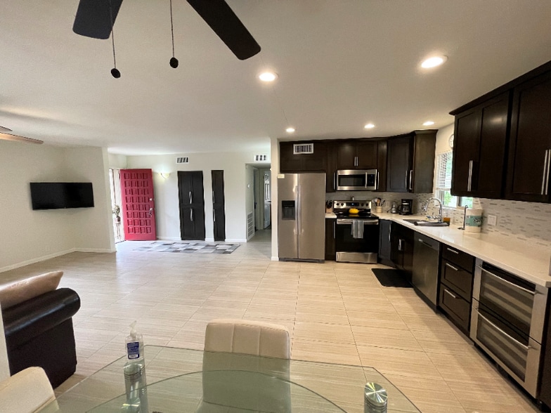 Building Photo - 3733 E Poinsettia Dr