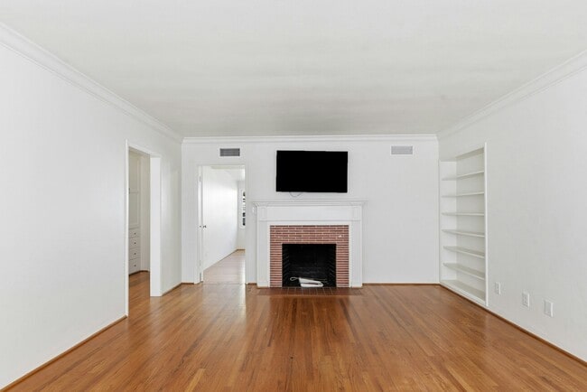 Building Photo - 7005 Draper Ave