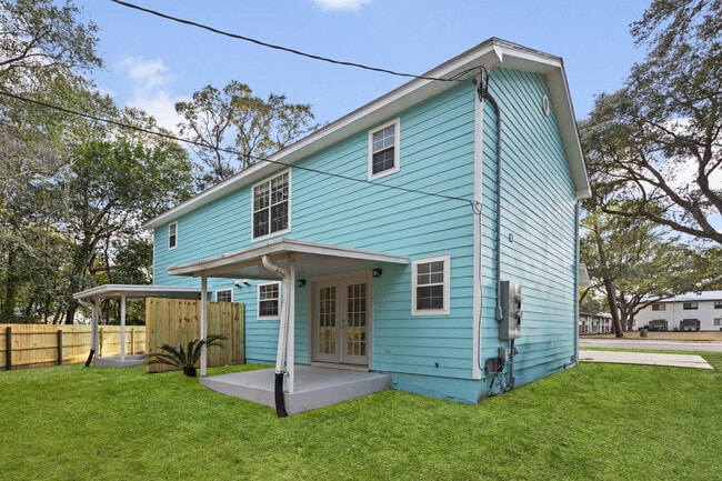 Building Photo - 220 Fir Ave