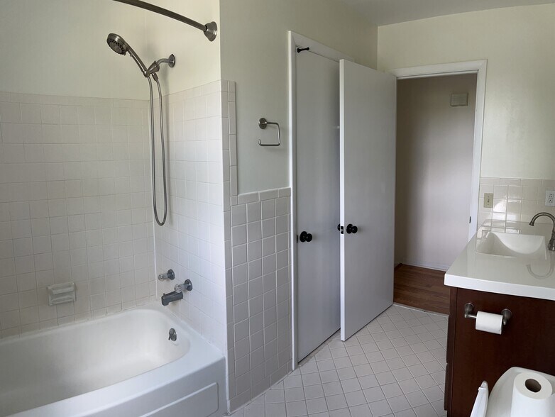 Building Photo - 232 Shawn Dr