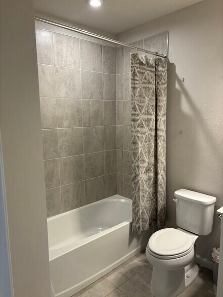 Building Photo - 516 Voltaire Dr