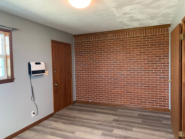 Building Photo - Property on approx 1 acre with lots of upd...