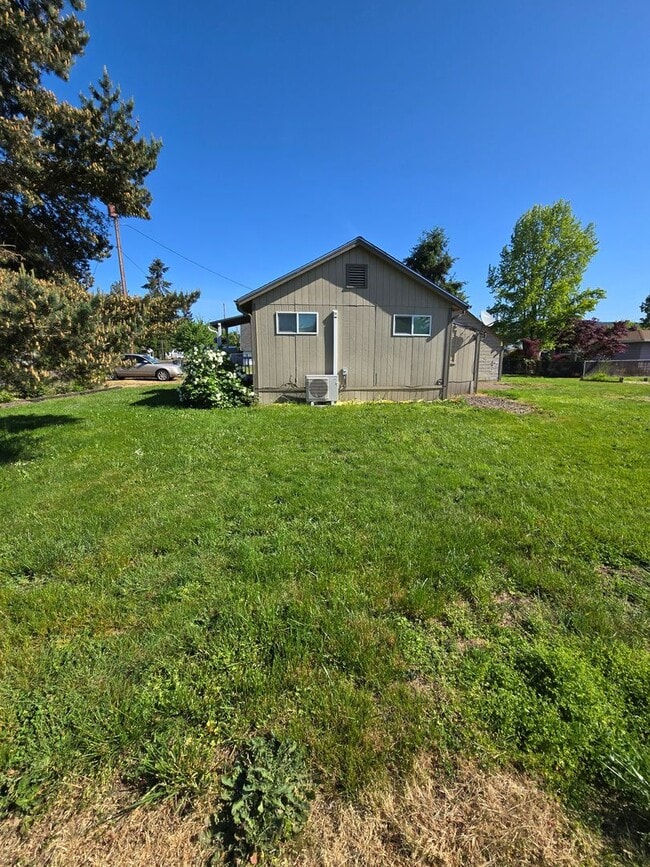 Building Photo - Pet Friendly 2 Bedroom House with a Storag...