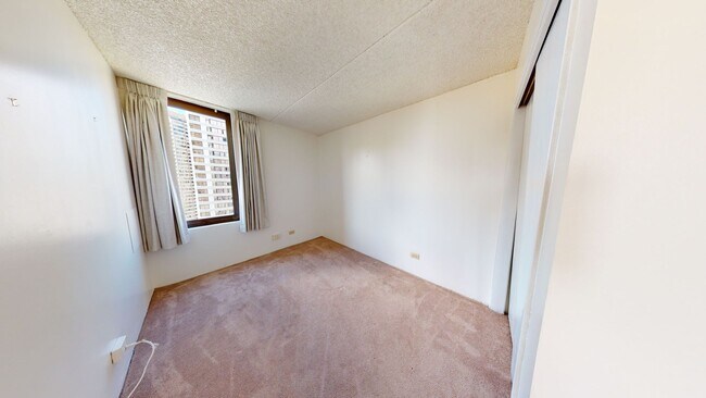 Building Photo - Waikiki, Pet Friendly. Central AC