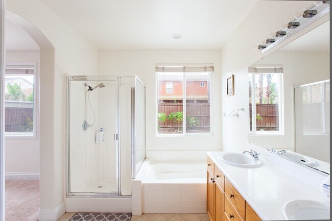 Building Photo - Spacious 4 Bedroom, 2 Bath Furnished Famil...