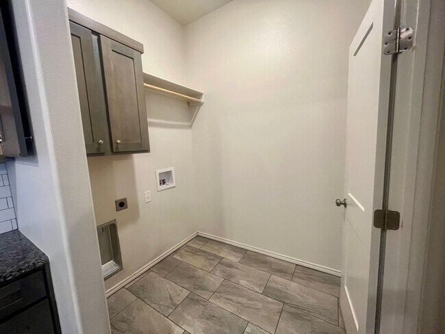 Building Photo - Escape the Ordinary in Viridian Townhomes!