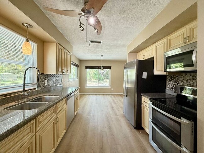 Building Photo - 2565 Granada Cir W