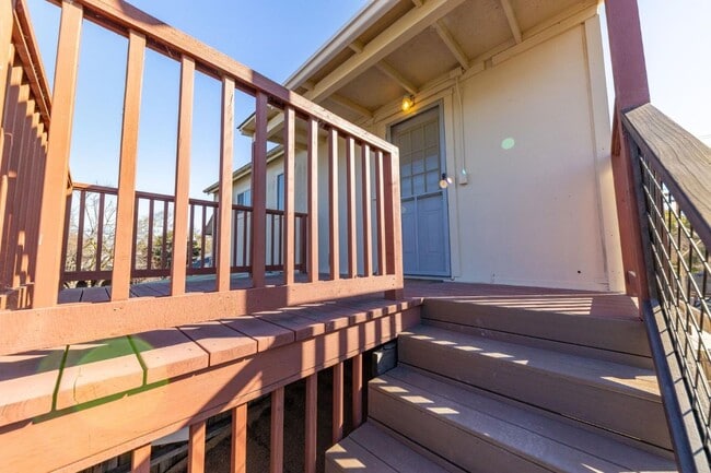 Building Photo - 614 Redwood Ave