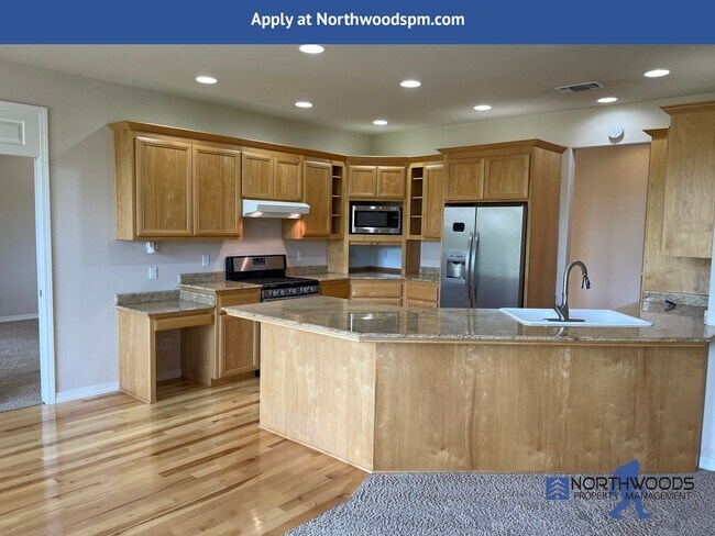 Building Photo - PET FRIENDLY!! Beautiful 3 Bedroom 2 Bath Home in Eagle Point Golf Course Community