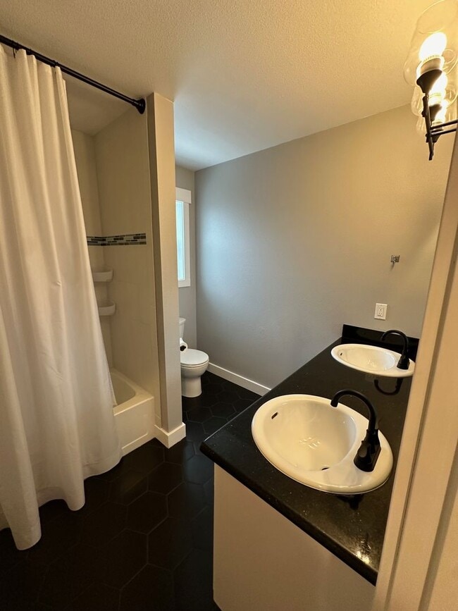 Building Photo - 4 Bedroom House Available in Hammond!