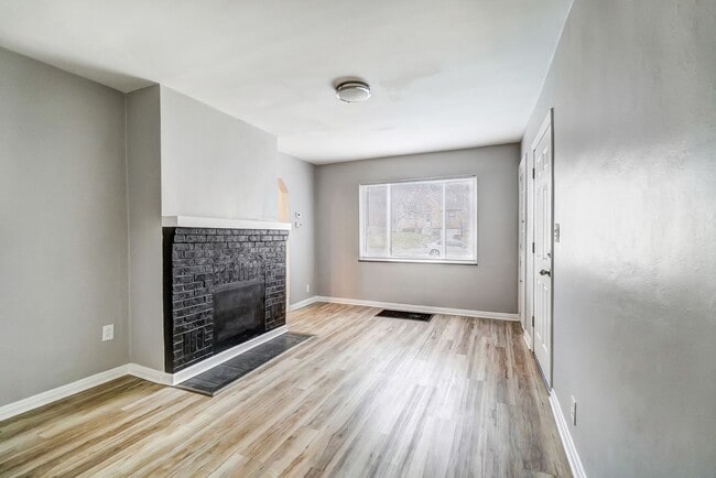 Building Photo - 2 Bedroom, 1 Bathroom with Large Backyard!