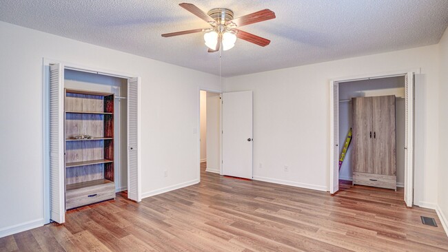 Building Photo - 2 Bdrm / 1.5 Bath Townhouse in Johnson Cit...