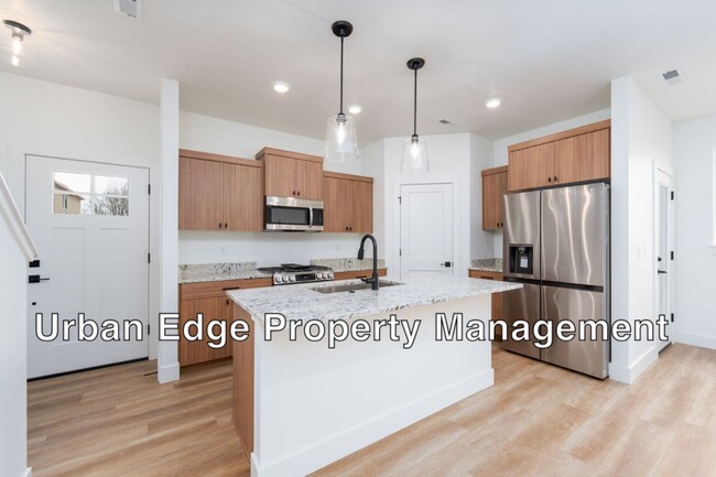 Building Photo - 3 Bedroom 2.5 Bath Newer Row Home!