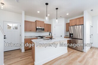 Building Photo - 3 Bedroom 2.5 Bath Newer Row Home!