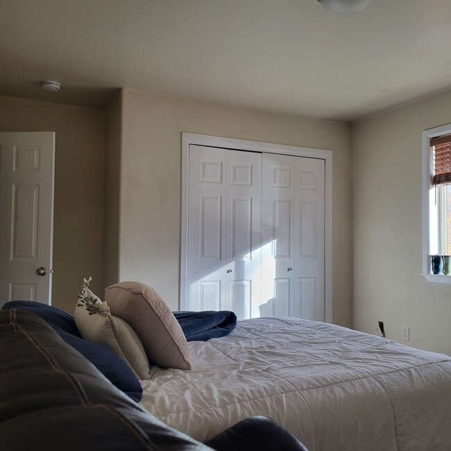 Building Photo - 3 Bed 2.5 Bath with double attached garage in Bozeman