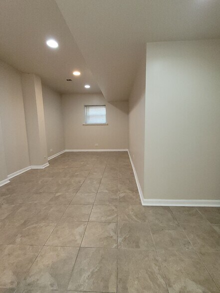Building Photo - 7324 N Ridge Blvd