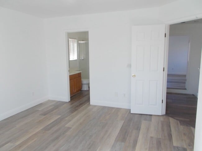 Building Photo - Spacious 4-Bedroom, 2.5-Bathroom Home – Fr...