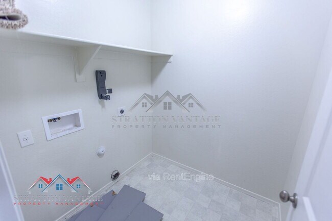 Building Photo - 5926 E Oasis Blvd