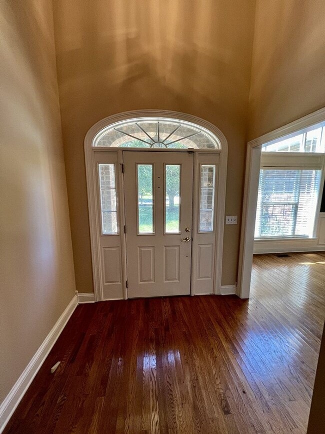 Building Photo - 3BR 2.5BA + Bonus Executive Townhome Near MTSU, FREE Lawn Care!