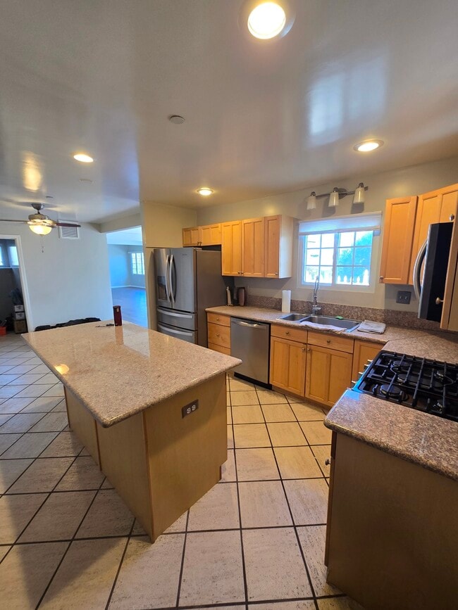 Building Photo - 833 Skyland Dr