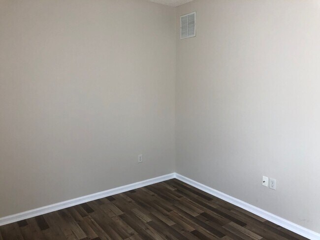 Building Photo - Large 5 Bedroom, 3 Bathroom Single Family Home