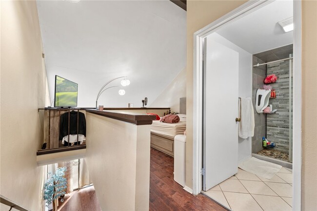 Building Photo - 10614 Shoreline Dr