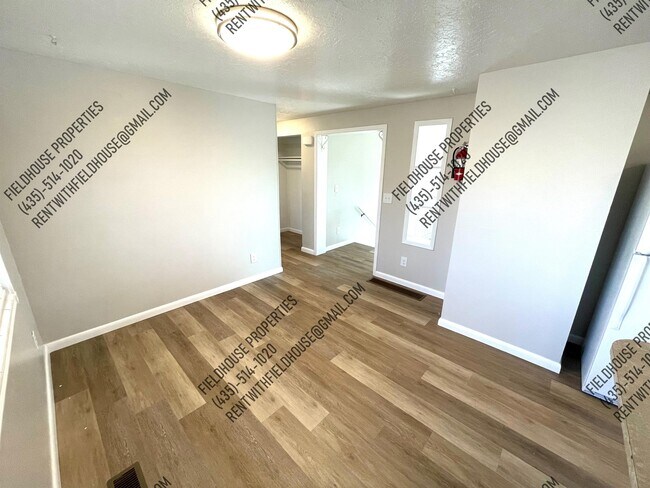 Building Photo - 881 N 500 E