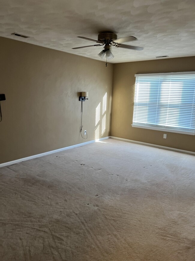 Building Photo - 3701 Castlewood Dr