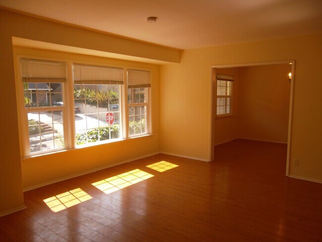 Building Photo - 3751 Stone Canyon Ave