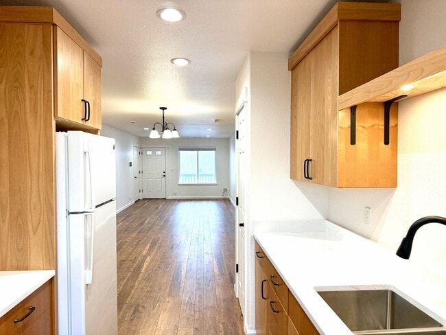 Building Photo - Brand new 3 bedroom 2 bath Sutherlin duplex