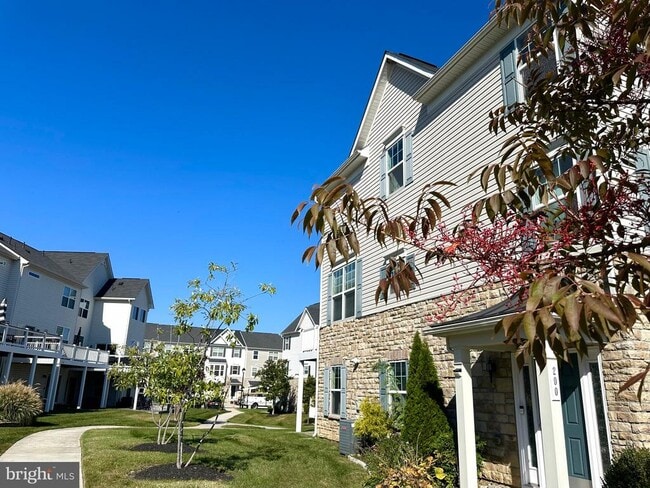 Building Photo - 200 Marina View Ct