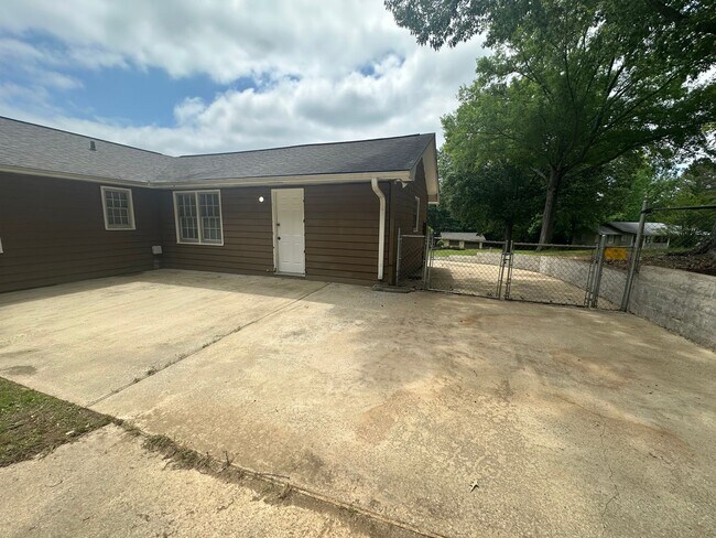 Building Photo - 2117 Marian Ln