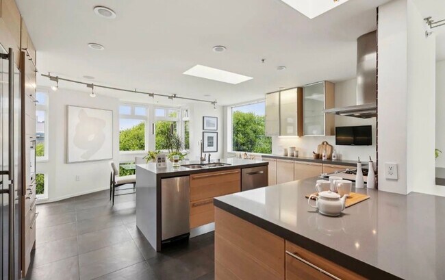 Building Photo - One-of-a-Kind Sophisticated Top-Floor Cond...