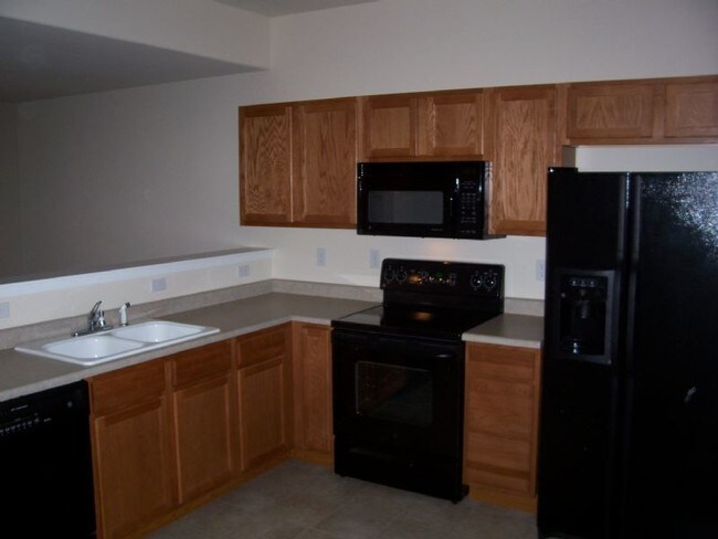 Building Photo - Townhome