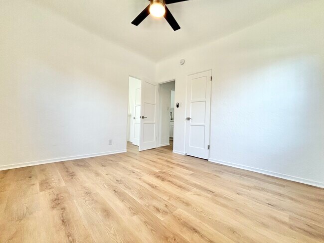 Building Photo - 1812 1/2 W 36th St Los Angeles, CA 90018