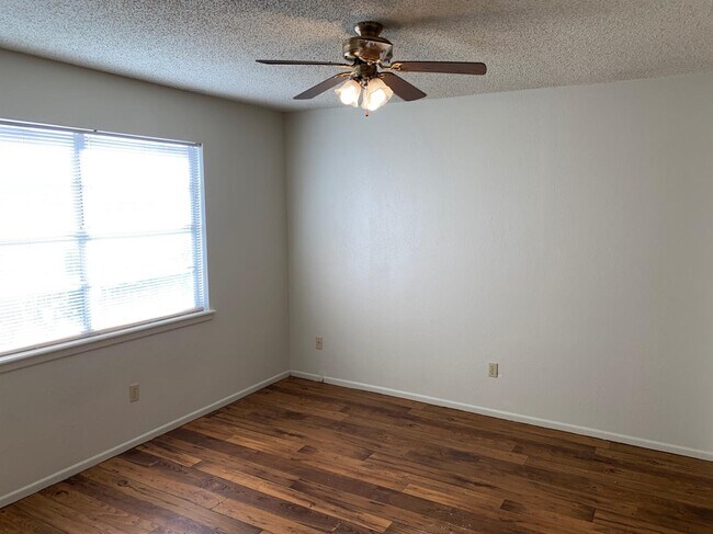 Building Photo - 606 N Elkhart Ave