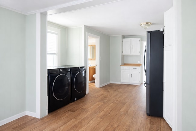 Building Photo - Cozy Milford Single Family – 3 Beds, Laundry, Parking!