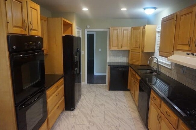 Building Photo - 1403 Stephens Dr NE