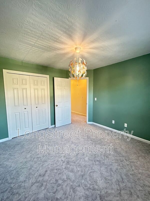 Building Photo - 852 Marilyn Dr