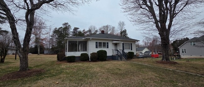 Building Photo - Cute little ranch with screened porch