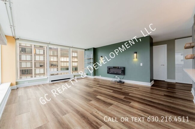 Building Photo - *** 2 WEEKS FREE RENT / EDGEWATER PLAZA / ...