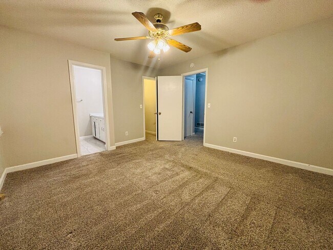 Building Photo - Move-In Ready Ranch in the Heart of Elgin!