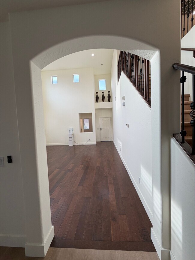 Building Photo - 2741 E Quiet Hollow Ln