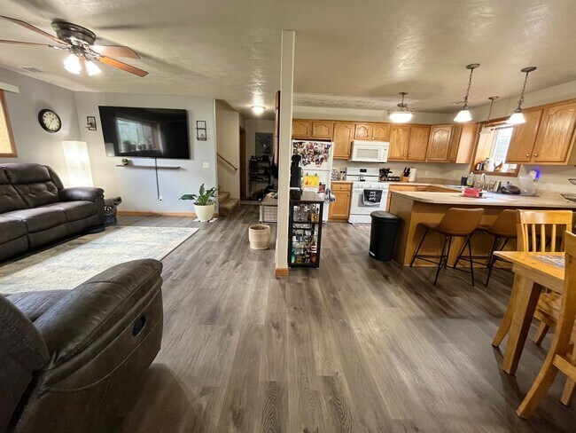 Building Photo - 3 Bed/2 Bath Apartment in Sioux Falls!